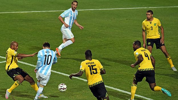 Argentina's forward Lionel Messi (2nd L) tries to dribble past (L to R) Jamaica's midfielders Rodolph Austin and Je-Vaughn Watson and Jamaica's defender Wesley Morgan and Michael Hector , during their 2015 Copa America football championship match against Jamaica, in Vina del Mar, on June 20, 2015. AFP PHOTO / PABLO PORCIUNCULA