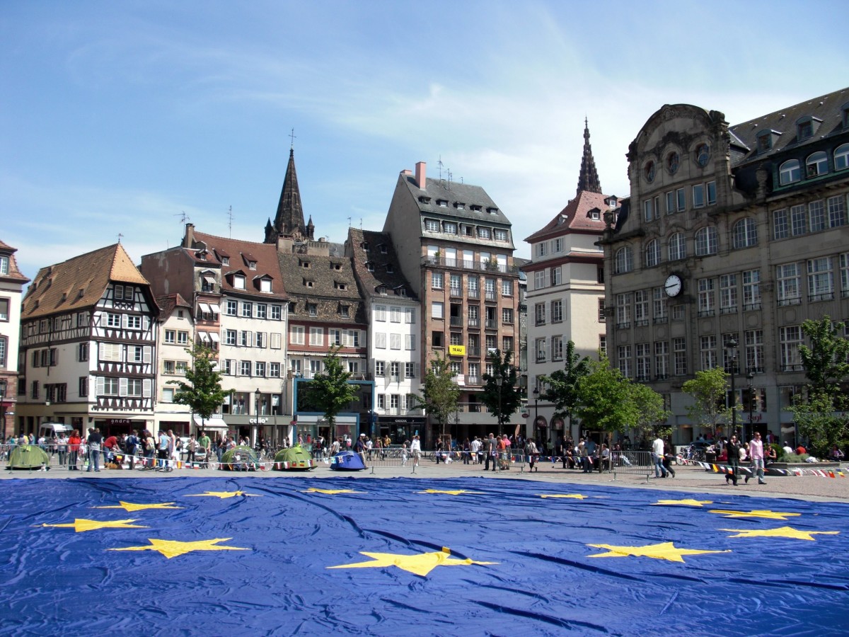 Big_european_flag_at_Strasbourg_(France)_-_Europe_Day_2009